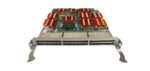 Moduł Brocade VDX 8770 pod kątem, widoczny przedni panel z 48 portami SFP+ i radiatorami chłodzącymi na płycie od góry.