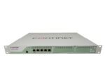 Przedni panel urządzenia Fortinet FortiAuthenticator 400C z czterema portami RJ45 i uszami montażowymi do szafy rack.