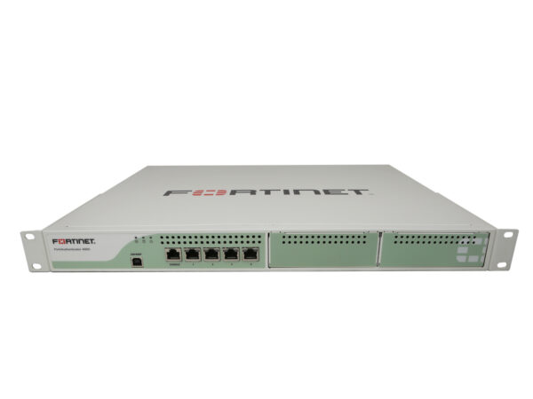 Przedni panel urządzenia Fortinet FortiAuthenticator 400C z czterema portami RJ45 i uszami montażowymi do szafy rack.