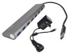 Aluminiowy hub USB LogiLink z siedmioma portami USB 3.0 w rzędzie, obok kabel USB-A i dołączony zasilacz sieciowy.