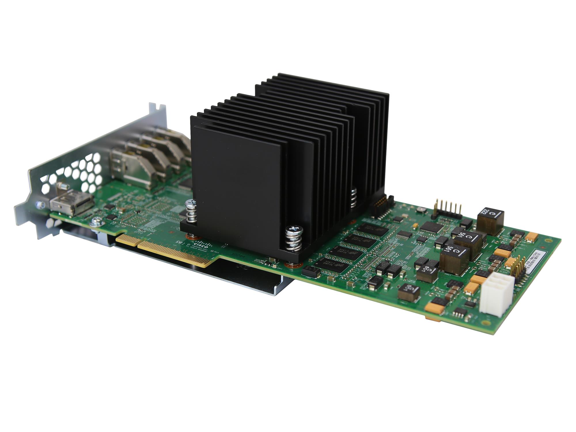 Karta rozszerzeń PCIe z dużym czarnym radiatorem żebrowanym, widoczne złącza HDMI i DisplayPort na krawędzi płyty