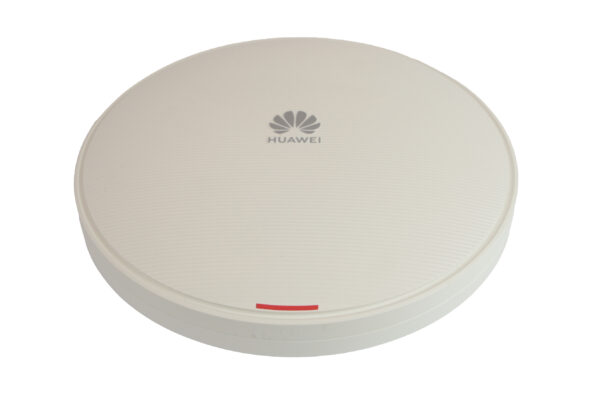 Okrągły punkt dostępowy Huawei widziany z góry pod kątem, biała obudowa z logo i czerwonym paskiem na krawędzi.