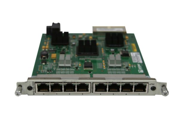 Moduł rozszerzeń Juniper z odkrytą płytką elektroniczną i ośmioma portami RJ45 w dwóch rzędach, widok pod kątem.