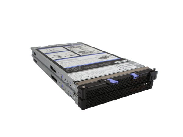 Moduł blade IBM Power7 z boku pod kątem, widoczne niebieskie uchwyty wysuwające oraz naklejki informacyjne na górnej pokrywie.