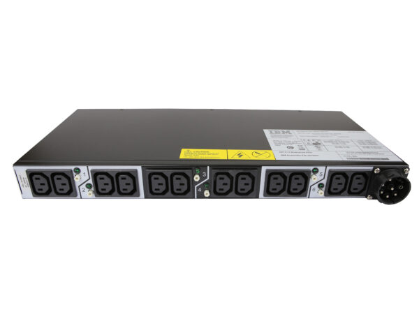 Listwa PDU IBM w obudowie rack 1U, widoczny rząd 12 gniazd C13 oraz wtyczka zasilająca z boku obudowy.