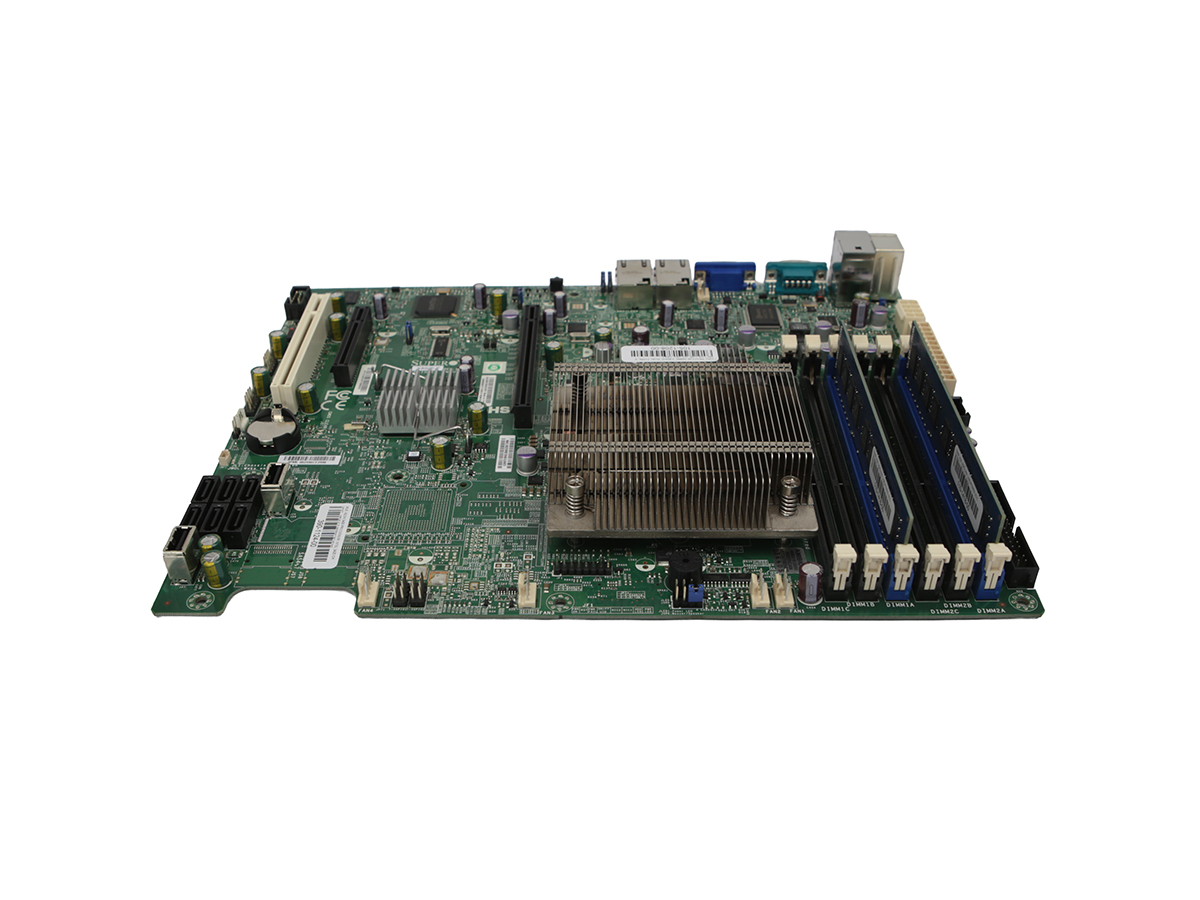 Płyta główna serwerowa Supermicro ujęta pod kątem z góry, widoczny radiator chłodzenia procesora i sloty pamięci DDR3