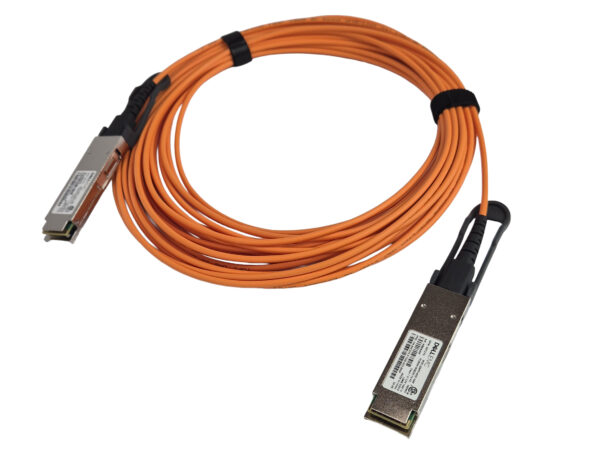 Pomarańczowy kabel światłowodowy AOC ze złączami QSFP+ na obu końcach, zwinięty w luźne pętle, spięty opaskami.