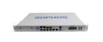 Przedni panel firewalla Sophos SG 310 z rzędem portów RJ45, dwoma slotami SFP i wyświetlaczem LCD.