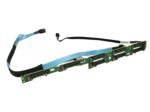 Wąska płytka backplane SAS z 8 złączami dysków 2.5" i podłączonym niebieskim płaskim kablem taśmowym oraz cienkim przewodem zasilającym.