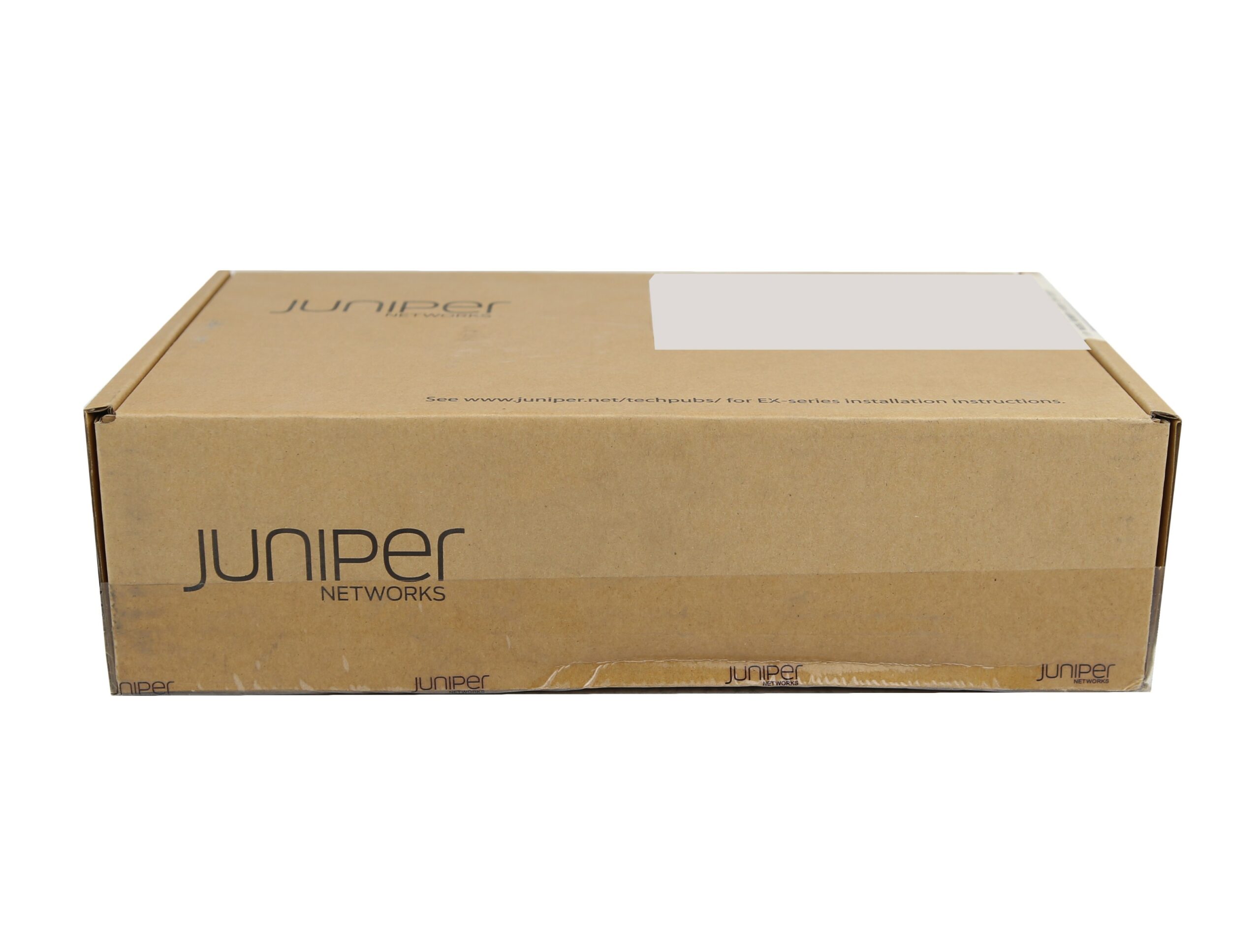 Zamknięte pudełko kartonowe Juniper Networks z naklejonymi etykietami z boku i na wieku.