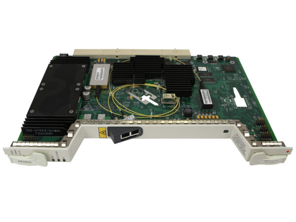 Karta modułu Cisco widoczna z boku, z odsłoniętą płytką elektroniczną, radiatorami i żółtymi włóknami światłowodowymi.
