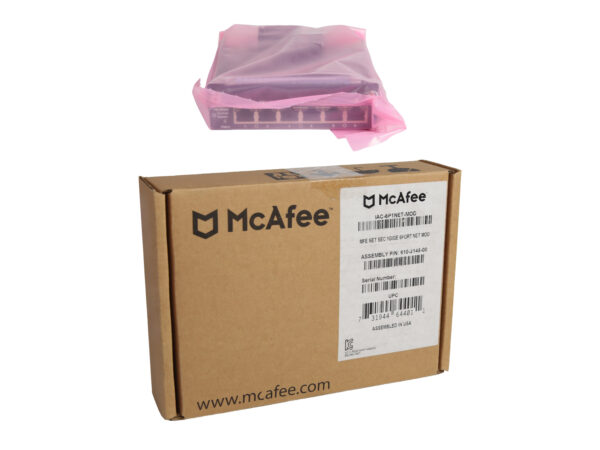 Zamknięte pudełko z logo McAfee z naklejką z opisem produktu oraz różowa antystatyczna torebka z modułem sieciowym w tle.