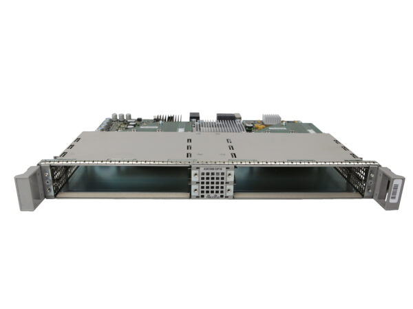 Moduł Cisco ASR1000-SIP10 od przodu, widoczne dwa puste sloty na karty SPA i płyta z układami elektronicznymi u góry