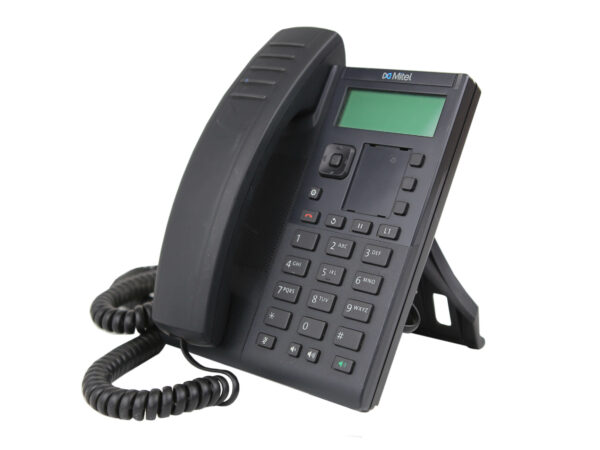 Telefon IP Mitel widziany z boku, z klawiaturą numeryczną, wyświetlaczem LCD i podłączoną spiralnym przewodem słuchawką.