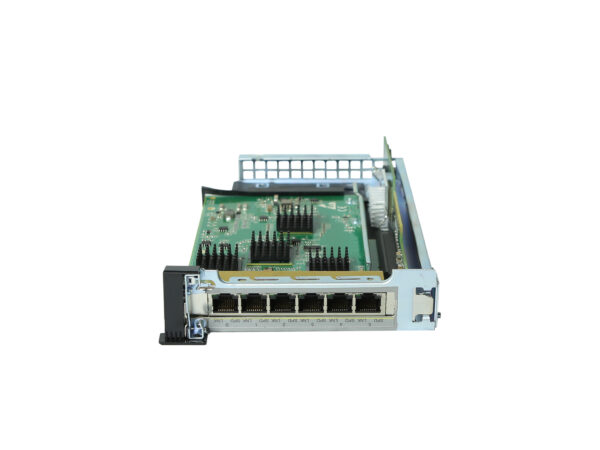 Moduł rozszerzeń Cisco z widocznym rzędem portów RJ-45 na przedniej metalowej wnęce i odsłoniętą płytką elektroniczną