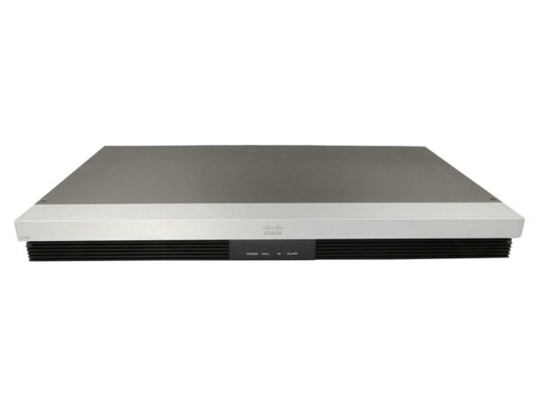 Kodek Cisco C40 widziany z przodu, płaska metalowa obudowa z przyciskami dotykowymi i kratkami głośnika po bokach.