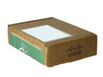 Zamknięte kartonowe pudełko z logo Cisco i pustą naklejką na wieczku, widziane pod kątem z góry.
