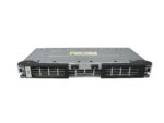 Przedni panel modułu Cisco z rzędami otworów wentylacyjnych i niebieskim uchwytem wysuwającym z lewej strony.