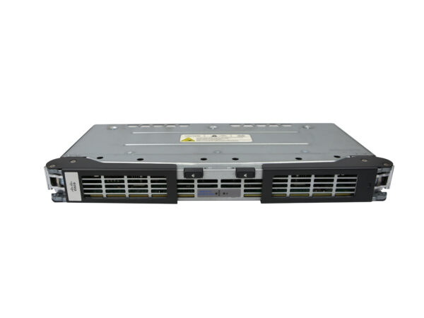 Przedni panel modułu Cisco z rzędami otworów wentylacyjnych i niebieskim uchwytem wysuwającym z lewej strony.