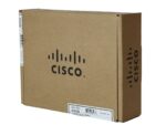 Zamknięte kartonowe pudełko z logo Cisco i naklejką z etykietą produktu na krawędzi opakowania.