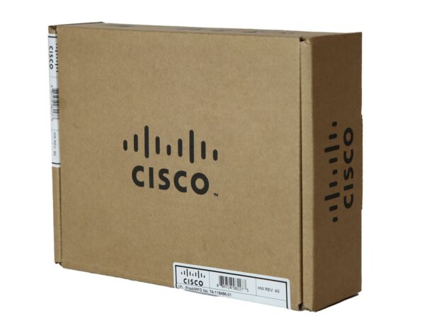Zamknięte kartonowe pudełko z logo Cisco i naklejką z etykietą produktu na krawędzi opakowania.