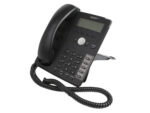 Telefon VoIP Snom D715 pod kątem z boku, widoczna klawiatura numeryczna, wyświetlacz i słuchawka na widełkach ze zwiniętym kablem.