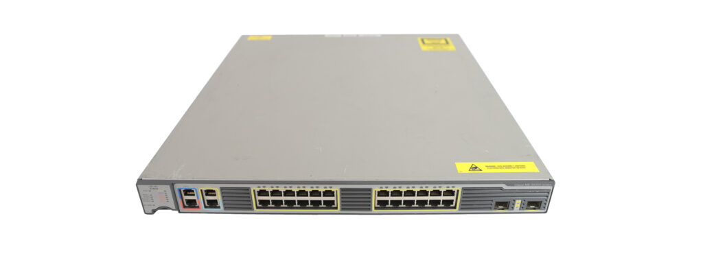 Przedni panel switcha Cisco ME-3600X-24TS-M z rzędami portów RJ45 i diodami stanu w metalowej obudowie rack.