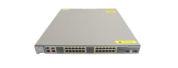 Przedni panel switcha Cisco ME-3600X-24TS-M z rzędami portów RJ45 i diodami stanu w metalowej obudowie rack.