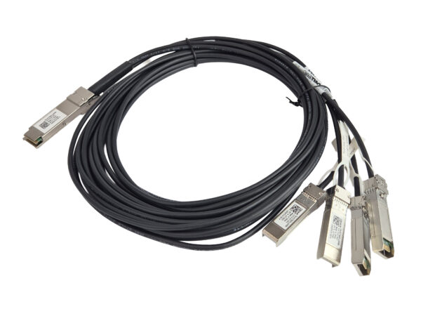 Kabel DAC z jedną wtyczką QSFP+ po jednej stronie i czterema rozdzielonymi wtyczkami SFP+ po drugiej.
