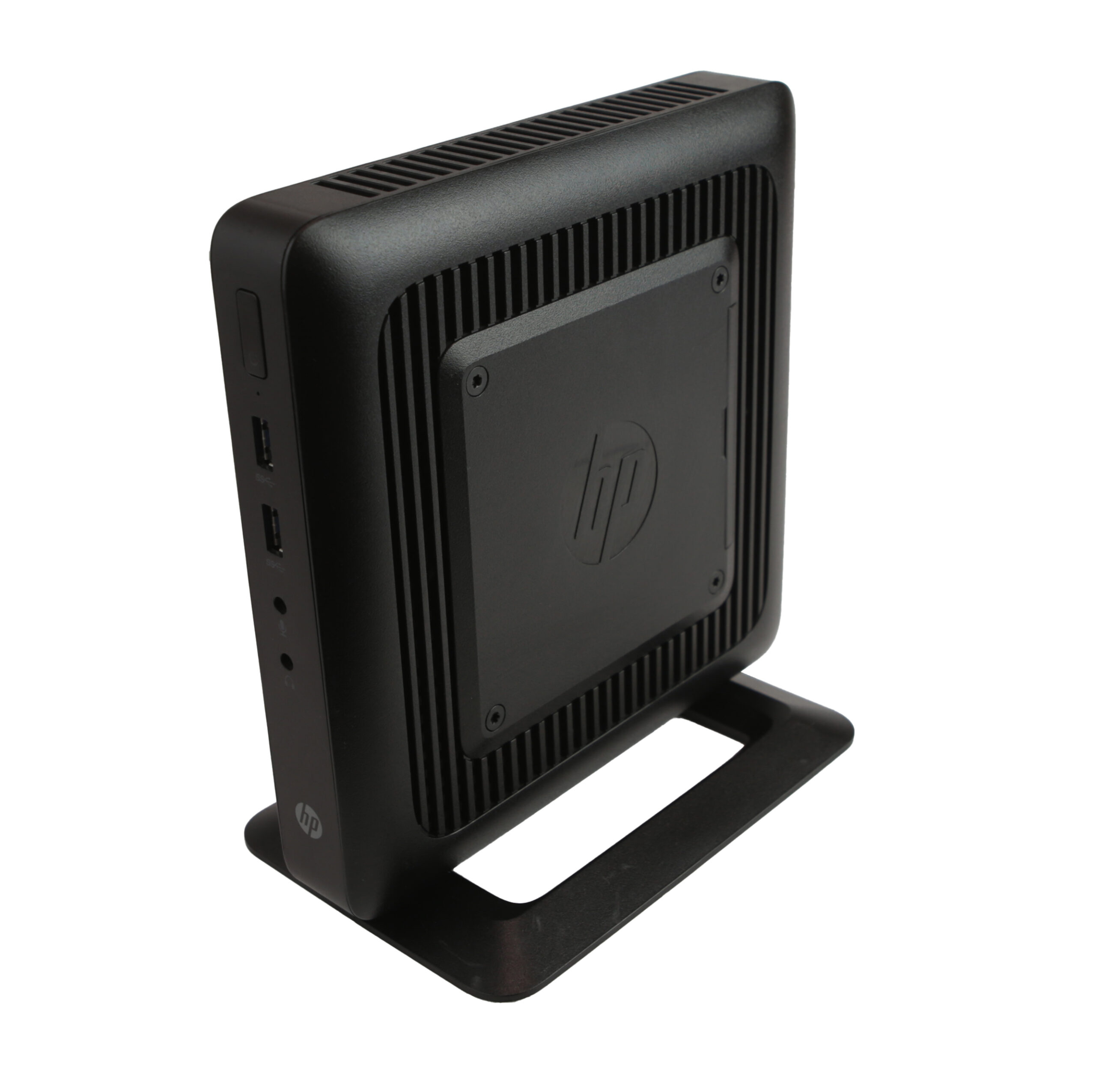 Thin client HP t520 ustawiony pionowo na podstawce, widoczny bok z portami USB i kratką wentylacyjną z boku obudowy.