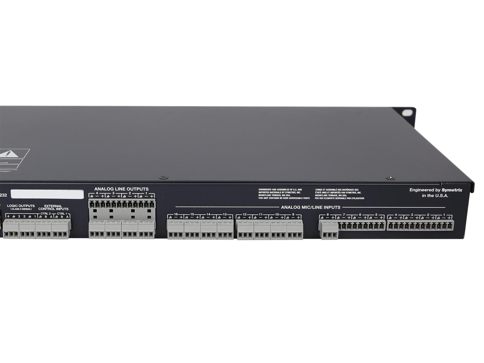 Przedni panel procesora audio Symetrix z rzędami złączy śrubowych i uszami montażowymi do szafy rack.