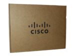 Zamknięte kartonowe pudełko z logo Cisco na wieczku, widok pod kątem z góry.