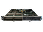 Moduł Cisco WS-X6904-40G-2TXL od góry, widoczna płyta z układami scalonymi i panel portów z boku obudowy.