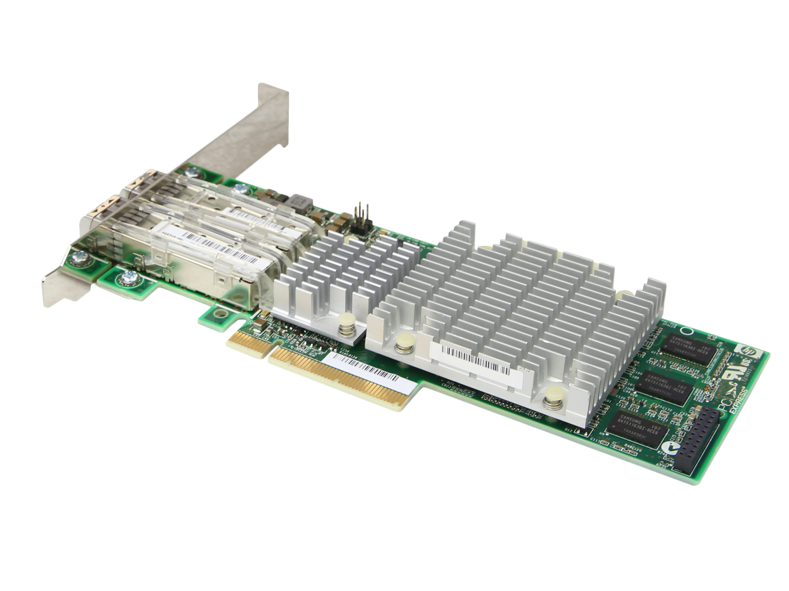 Karta sieciowa PCIe z dużym radiatorem i dwoma modułami SFP+ osadzonymi z boku, widok z ukosa na blaszkę profilu.
