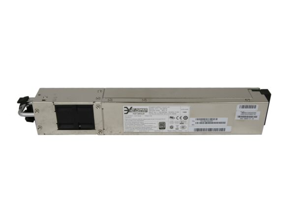 Podłużny moduł zasilacza Cisco widziany z góry, z naklejką z danymi technicznymi i wentylatorem po lewej stronie.