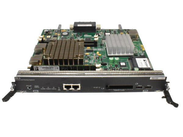Moduł Juniper SRX600-SRE6H z odsłoniętą płytą, radiatorami chłodzącymi i dwoma portami RJ45 na przednim panelu.
