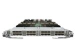 Moduł Cisco N77-F324FQ-25 od przodu z widocznymi rzędami portów QSFP+ i uchwytami montażowymi po bokach.