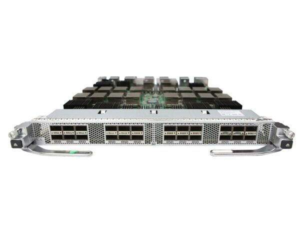 Moduł Cisco N77-F324FQ-25 od przodu z widocznymi rzędami portów QSFP+ i uchwytami montażowymi po bokach.