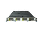 Moduł Cisco Nexus z dwoma rzędami portów SFP+ obłożonych żółto-czarnymi wkładkami, widok od przodu