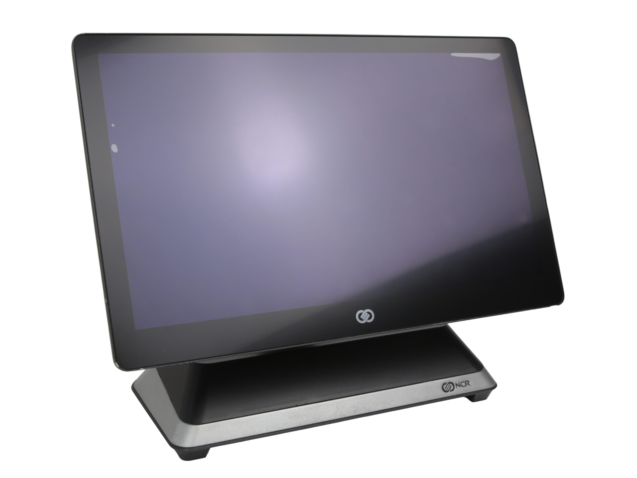 Terminal POS NCR CX7 typu all-in-one, widok z przodu pod kątem, ekran dotykowy wyłączony na metalowej podstawie.