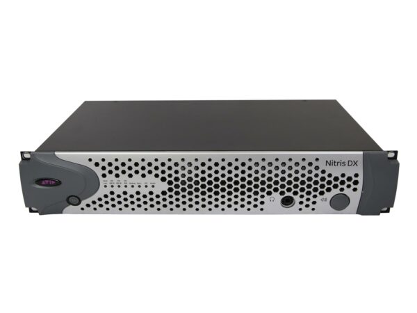 Przedni panel przetwornika Avid Nitris DX z perforowaną kratką wentylacyjną i pokrętłem, obudowa typu rack w widocznie dobrym stanie.