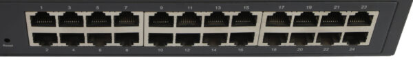 Przedni panel switcha TP-Link z dwoma rzędami portów RJ45, obudowa czarna z widocznymi śladami użytkowania.