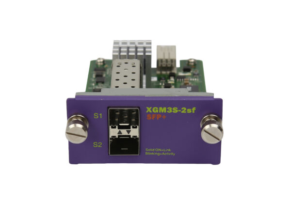 Fioletowy moduł rozszerzeń Extreme Networks XGM3S-2sf z dwoma gniazdami SFP+ oznaczonymi S1 i S2, widok od przodu.