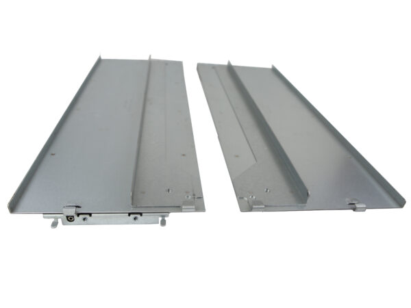 Para metalowych szyn serwerowych EMC do szafy rack, lewa i prawa, leżące obok siebie z widoczną mechaniką montażową.