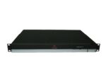 Procesor audio Polycom SoundStructure C8 w obudowie rack 1U, widok z przodu pod skosem, obudowa czarna bez widocznych uszkodzeń.