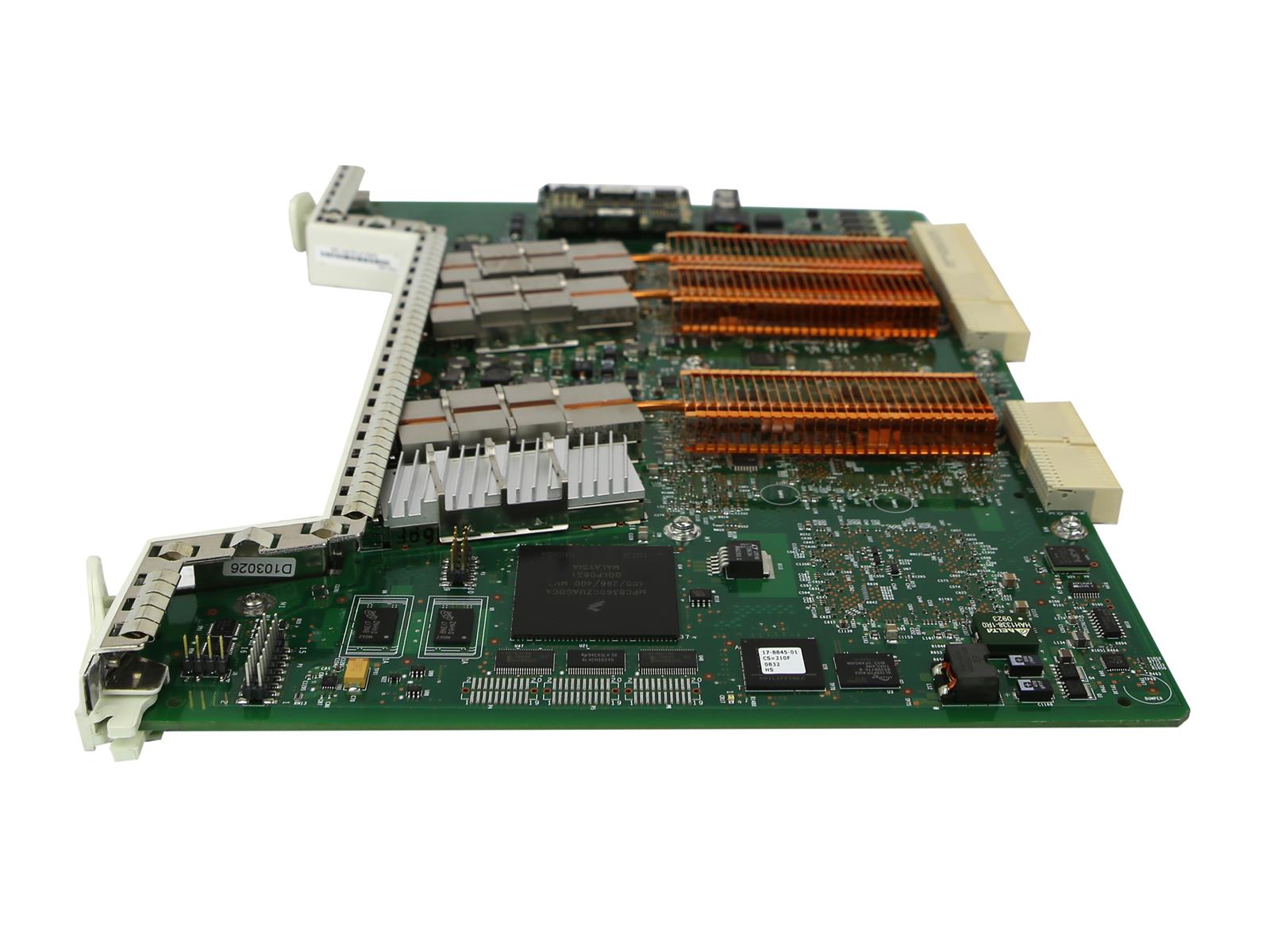 Karta modułu Cisco z czterema pomarańczowymi slotami XFP i widoczną zieloną płytką elektroniczną z układami scalonymi.