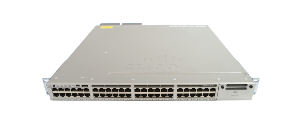 Przedni panel switcha Cisco z widocznym rzędem 48 portów RJ45 i szarą metalową obudową z uszami montażowymi.