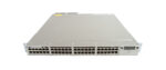 Przedni panel switcha Cisco z widocznym rzędem 48 portów RJ45 i szarą metalową obudową z uszami montażowymi.