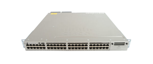 Przedni panel switcha Cisco z widocznym rzędem 48 portów RJ45 i szarą metalową obudową z uszami montażowymi.