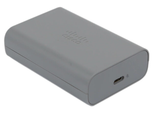 Szary iniektor PoE Cisco z logo na górze i widocznym portem micro USB z diodą na krótszym boku obudowy.